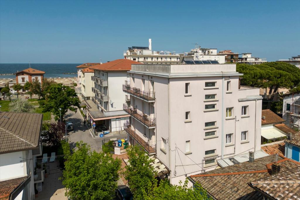 einen Blick über ein weißes Gebäude in einer Stadt in der Unterkunft Residence Tre Trilo&Suites in Rimini