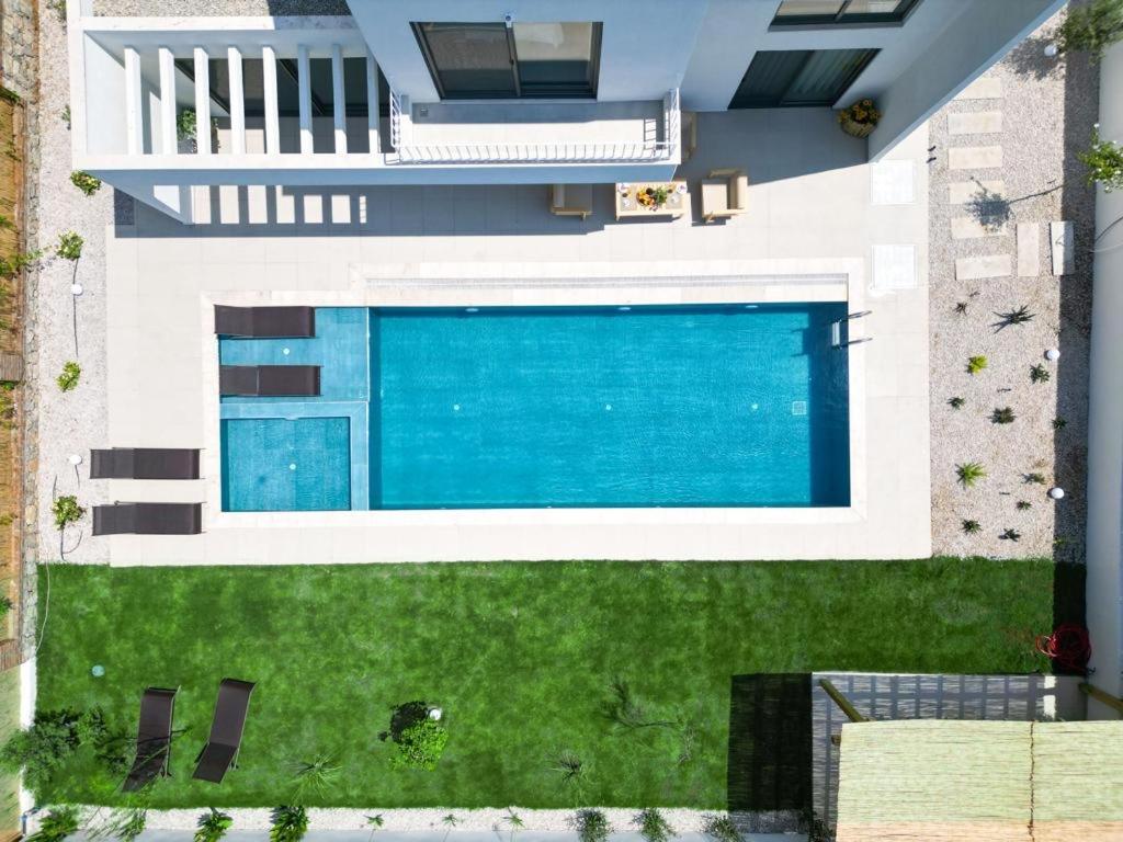 Bazén v ubytování Villa İon İndoor heated pool, Sauna, Jacuzzi, Underfloor heating system nebo v jeho okolí