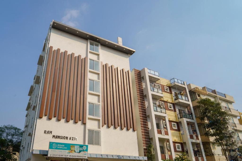 um edifício de apartamentos com persianas de madeira em Wandr Taurus em Bangalore