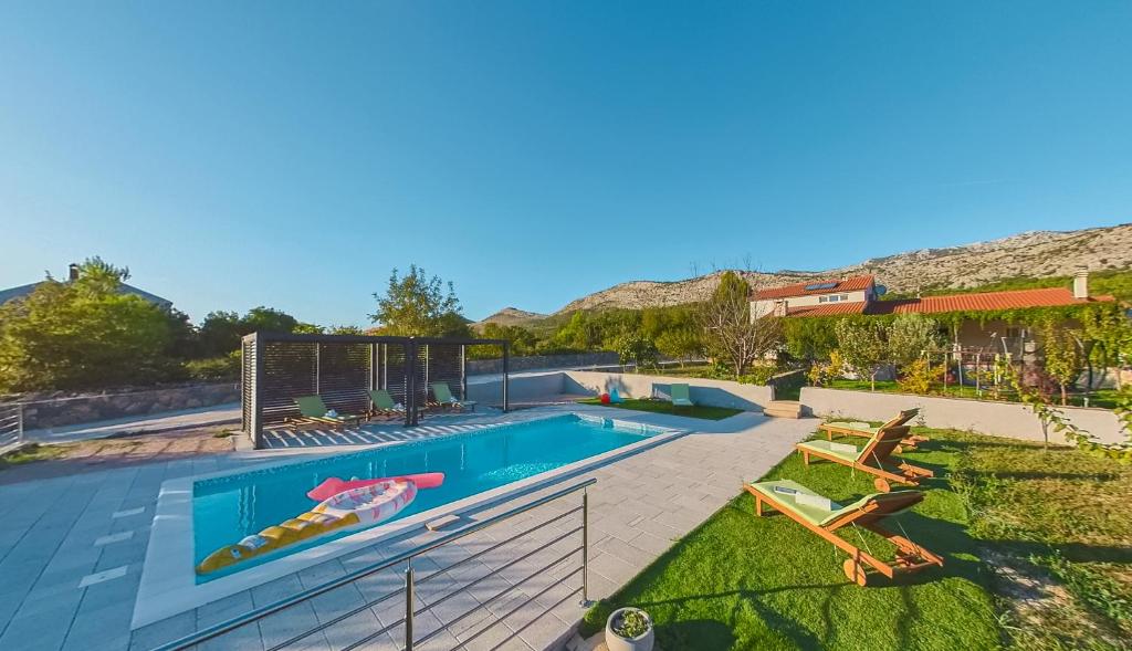 Bazén v ubytování Villa Eleona with private pool and garden nebo v jeho okolí