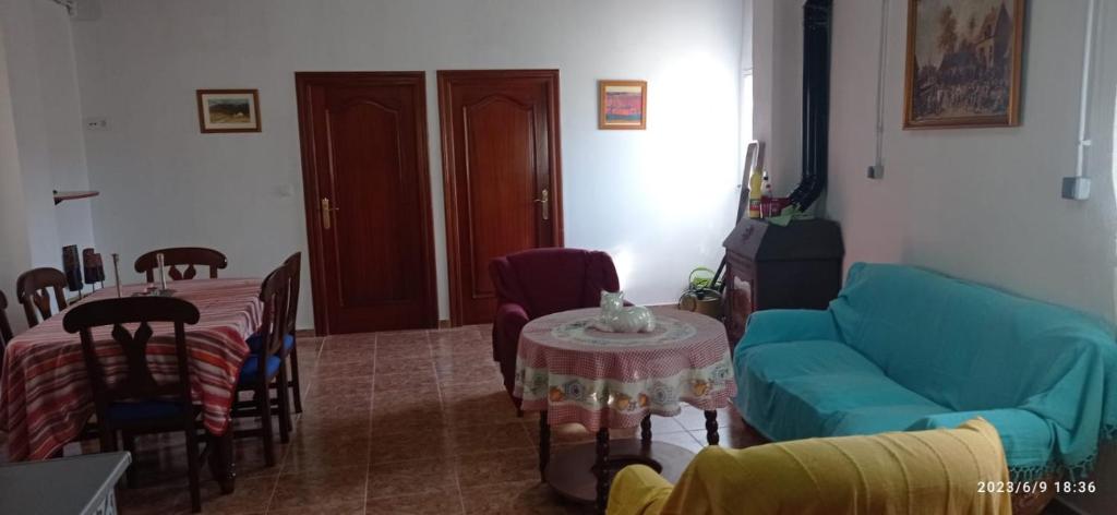 ein Wohnzimmer mit einem Sofa und einem Tisch in der Unterkunft CASA RURAL EN LA HUERTA DE MULA in Mula