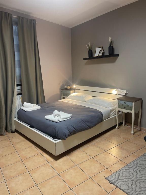 een slaapkamer met een bed en een tafel met handdoeken erop bij Dolce Milano in Milaan