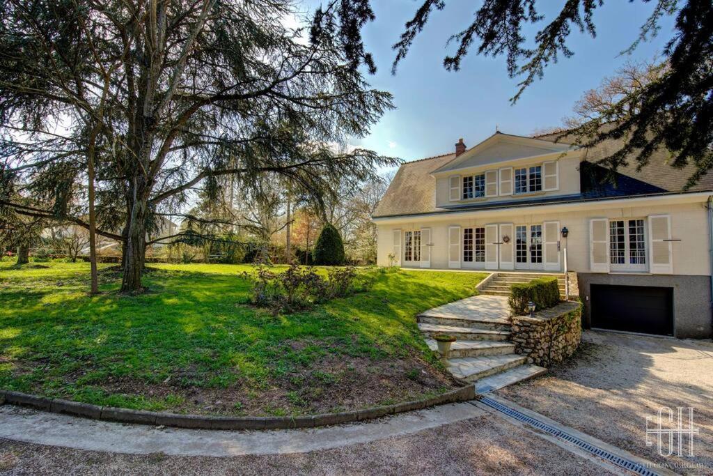 ein weißes Haus mit einem Baum und einer Auffahrt in der Unterkunft L'élégante/Belle Villa Familiale in Saint-Avertin