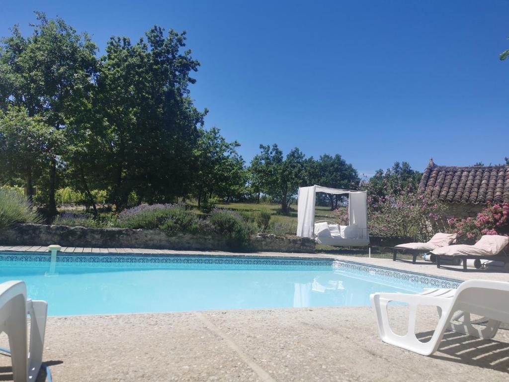 Bazén v ubytování Gite de caractère, piscine et vue nebo v jeho okolí