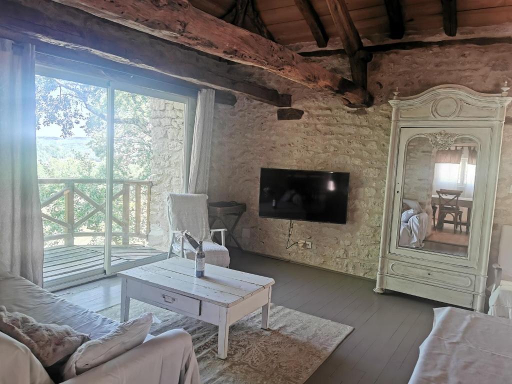 TV a/nebo společenská místnost v ubytování Gite de caractère, piscine et vue
