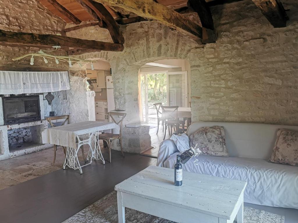 Kuchyň nebo kuchyňský kout v ubytování Gite de caractère, piscine et vue