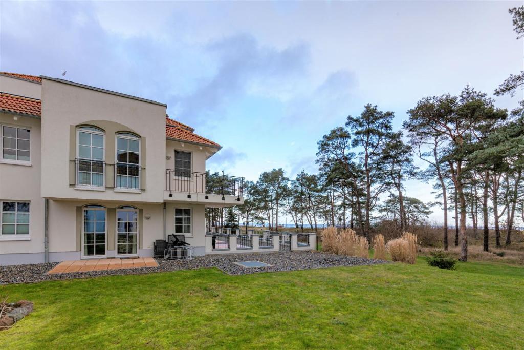 una vista esterna di una casa con cortile di Ferienwohnung Sonnensegler Wohnung 220 a Baabe