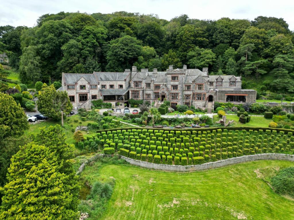 - une vue aérienne sur une grande maison avec un jardin dans l'établissement Netherwood Hotel & Spa, à Grange-over-Sands