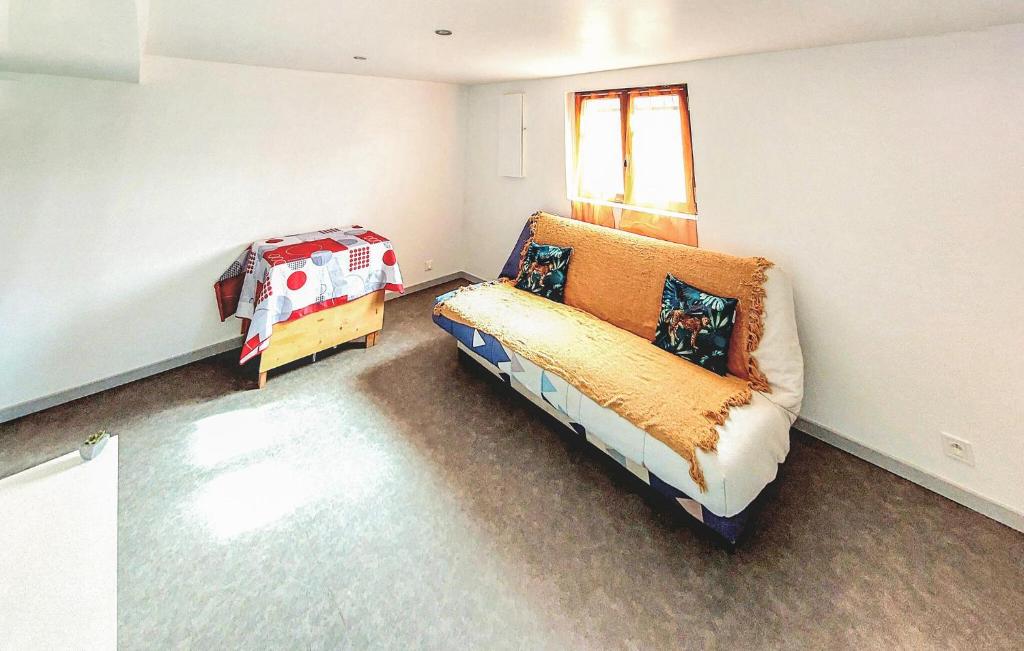 1 dormitorio con cama y ventana en 1 Bedroom Stunning Home In Juvisy-sur-orge, en Juvisy-sur-Orge