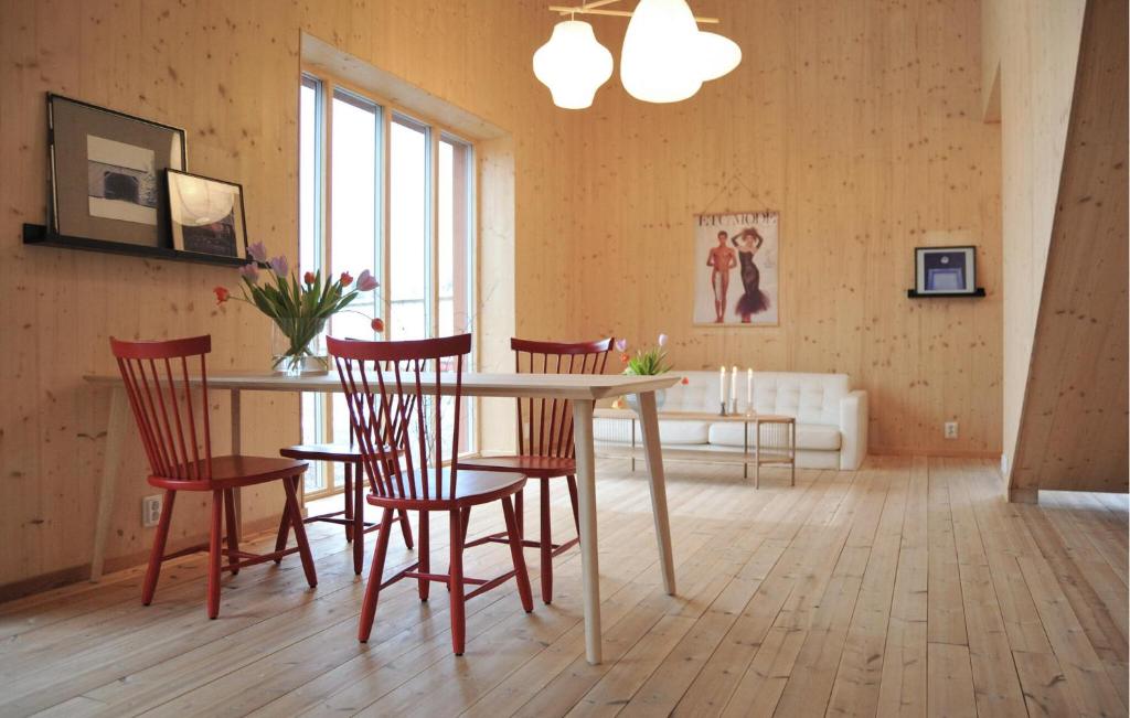 カトリーネホルムにある3 Bedroom Beautiful Home In Katrineholmのダイニングルーム(テーブル、椅子付)