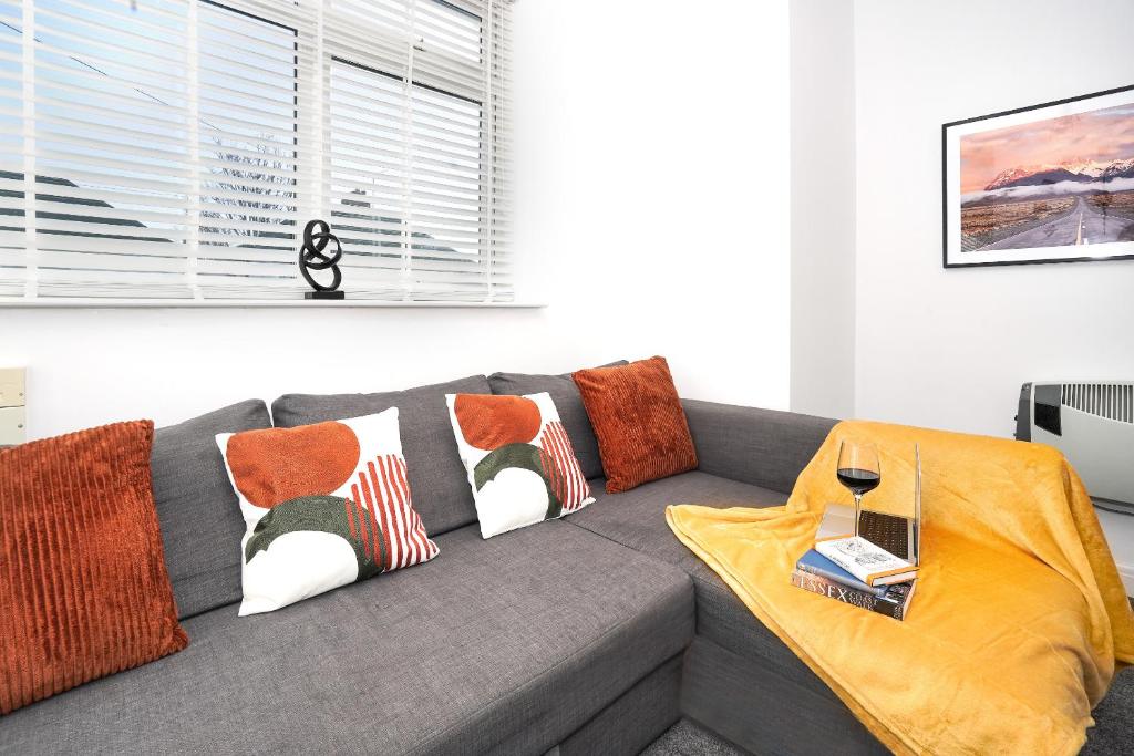 sala de estar con sofá gris y almohadas coloridas en Matson Road Ipswich, en Ipswich