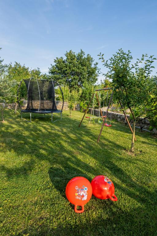 Zahrada ubytování Villa Eleona with private pool and garden