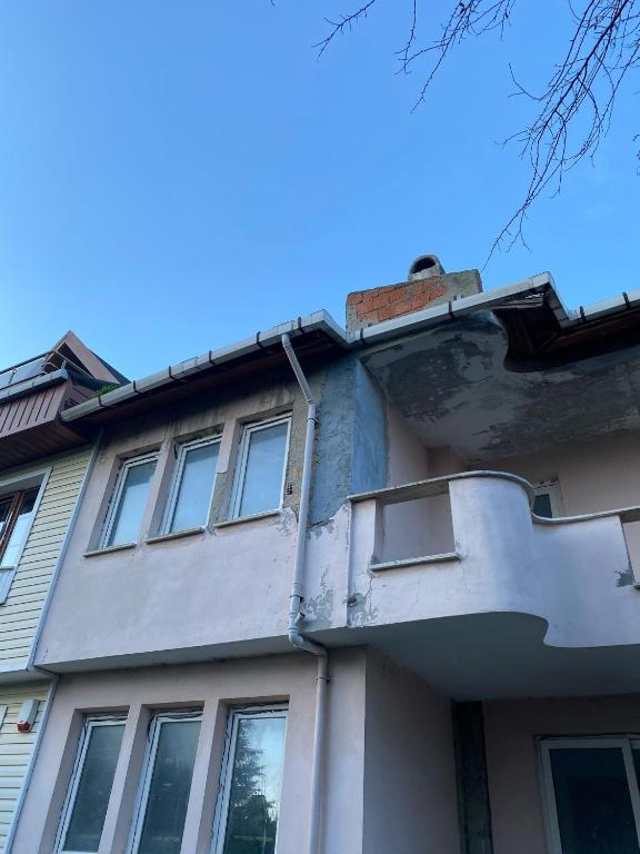 a house with a leak on the side of it at Hukukçular Sitesinde in Buyukcekmece