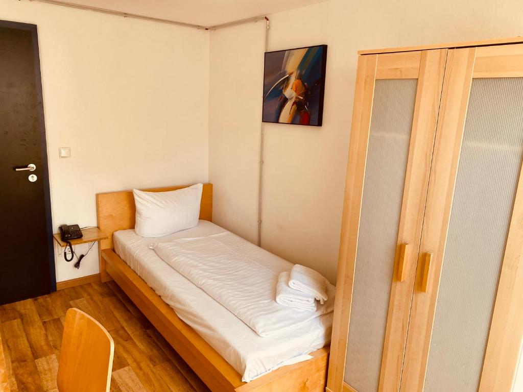 een kleine kamer met een klein bed erin bij Stay Inn Central Station in Frankfurt am Main