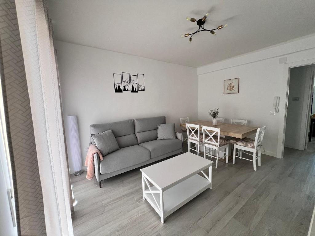 a living room with a couch and a table at El descanso de la Covatilla in Béjar