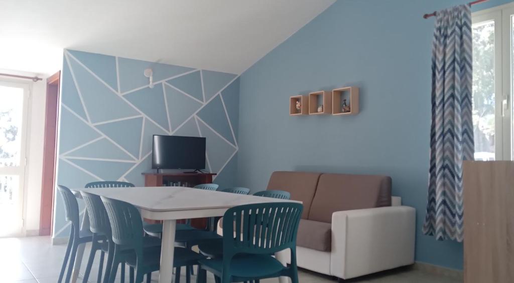 a dining room with a table and chairs at Casa Rosa in Cala Gonone