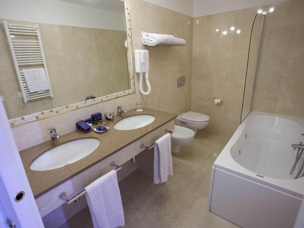 A bathroom at Giotto Hotel & Spa