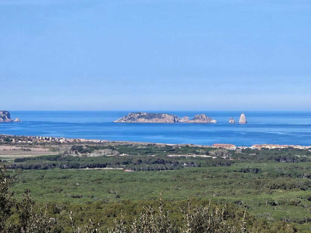 a view of the ocean with islands in the distance at Montagne vue panoramique sur mer in Pals
