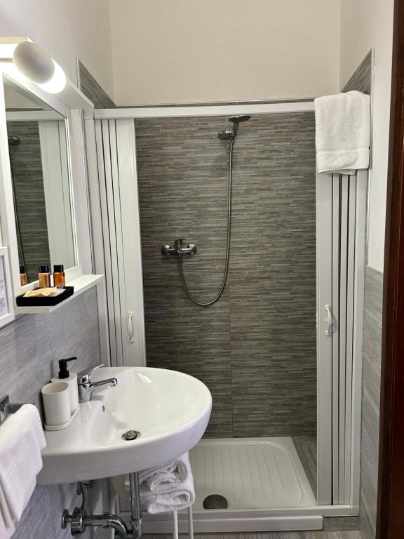Uma casa de banho em Hotel Cecile