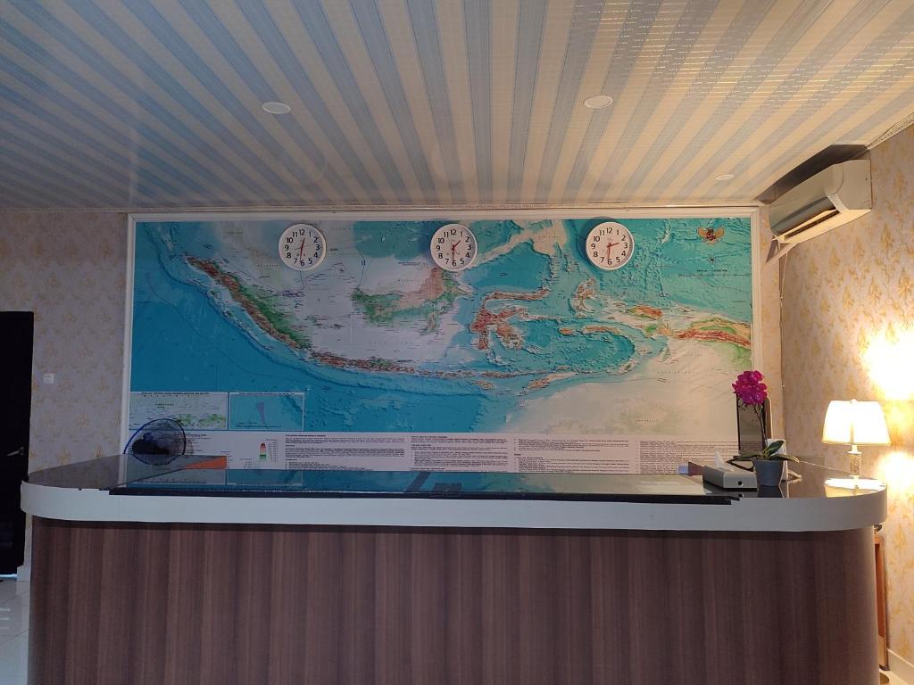 Bongomeon的住宿－H. V Hotel Bandara Gorontalo，一张大地图,在房间的墙上