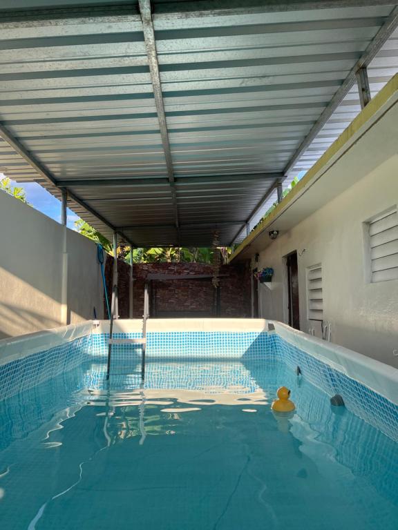 ein großer Pool mit einem Dach in der Unterkunft Casa espaciosa con Jacuzzi, área sur PR in Juana Díaz