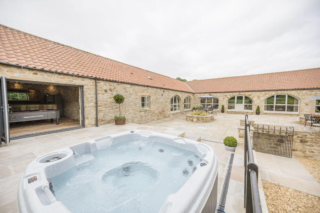 a large jacuzzi tub in a courtyard at Kingfisher in Forcett