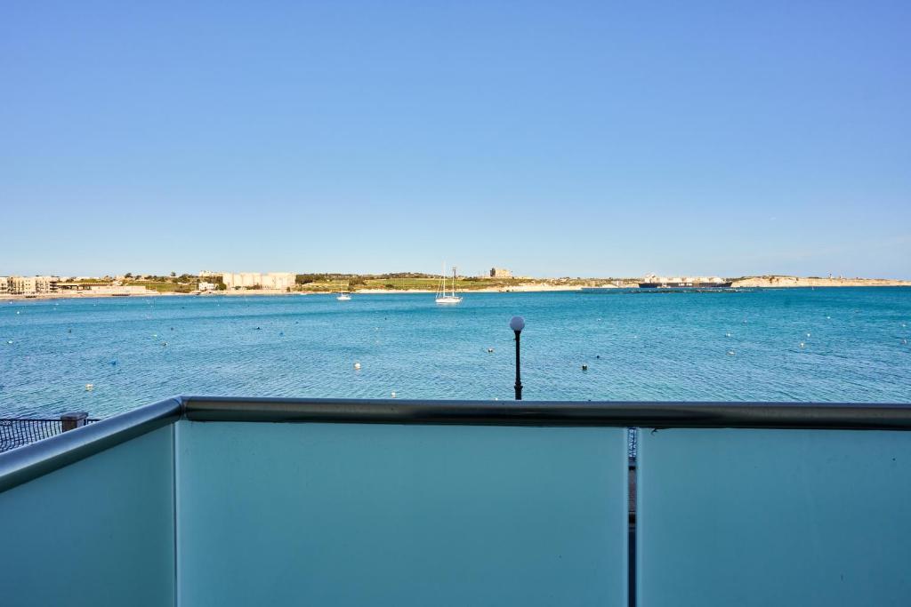 - une vue sur une grande étendue d'eau dans l'établissement Seafront Townhouse in Birzebbuga, à Birżebbuġa
