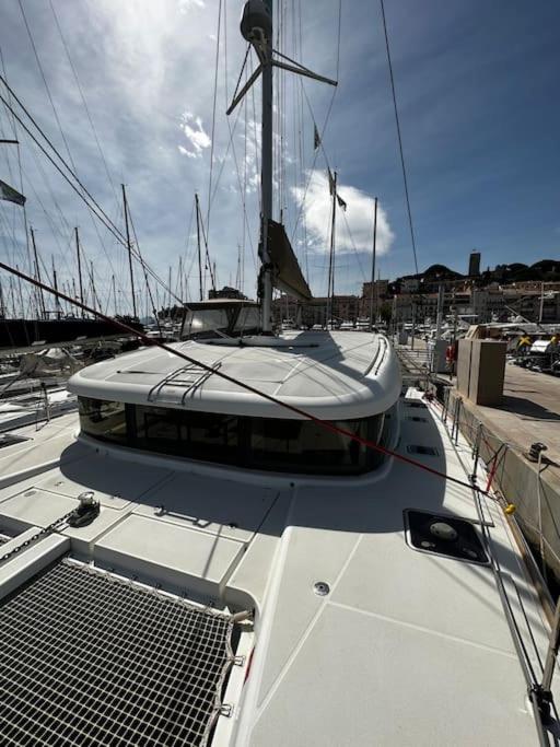 una barca è ormeggiata in un porto turistico di Au coeur de Cannes - Le Lagoon a Cannes