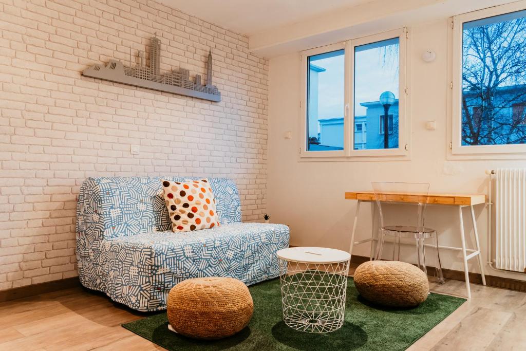 un salon avec une chaise et une table dans l'établissement Foch, au Havre