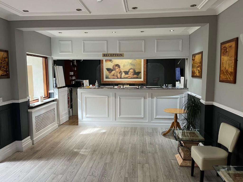 a living room with a kitchen with a counter at Sorrento Hotel & Restaurant in Cambridge