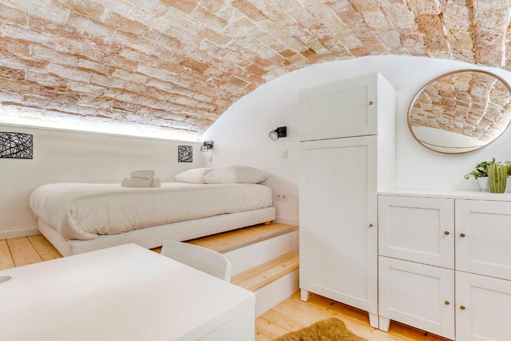 une chambre avec un lit et un miroir dans l'établissement Smartstay Louis Chazette - Proche Centre-ville, à Lyon