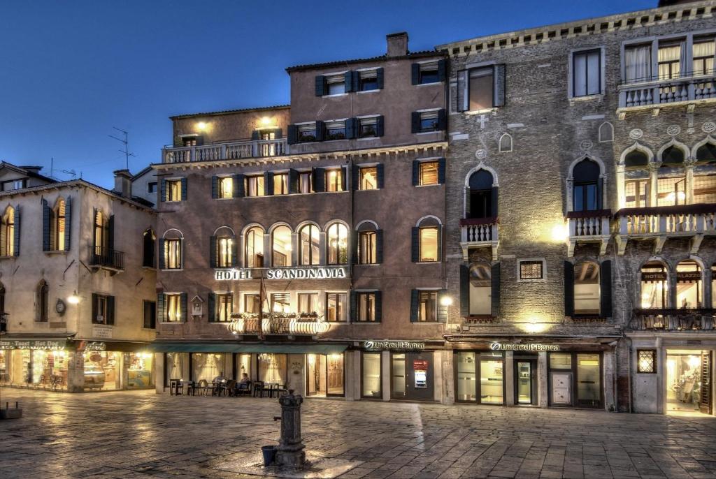 a large brick building with lights on at Hotel Scandinavia - Relais in Venice