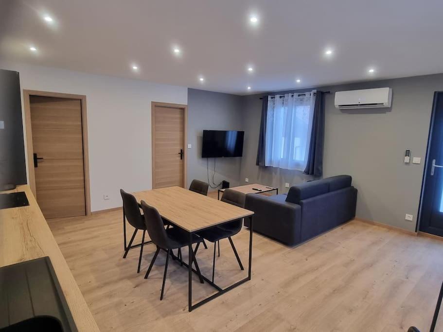 un salon avec une table et un canapé dans l'établissement Superbe appartement T2 climatisé, idéalement situé, à Ugine