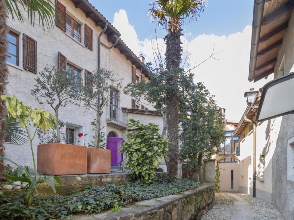 eine Straße mit einem Gebäude und einer Palme in der Unterkunft Holiday Home Casa Dumont by Interhome in Manno