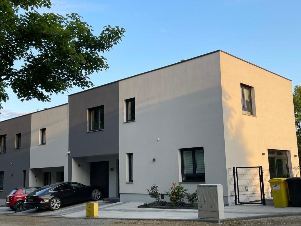 a building with two cars parked in front of it at Luxuriöses Ferienhaus nähe Kattowitz in Bytom