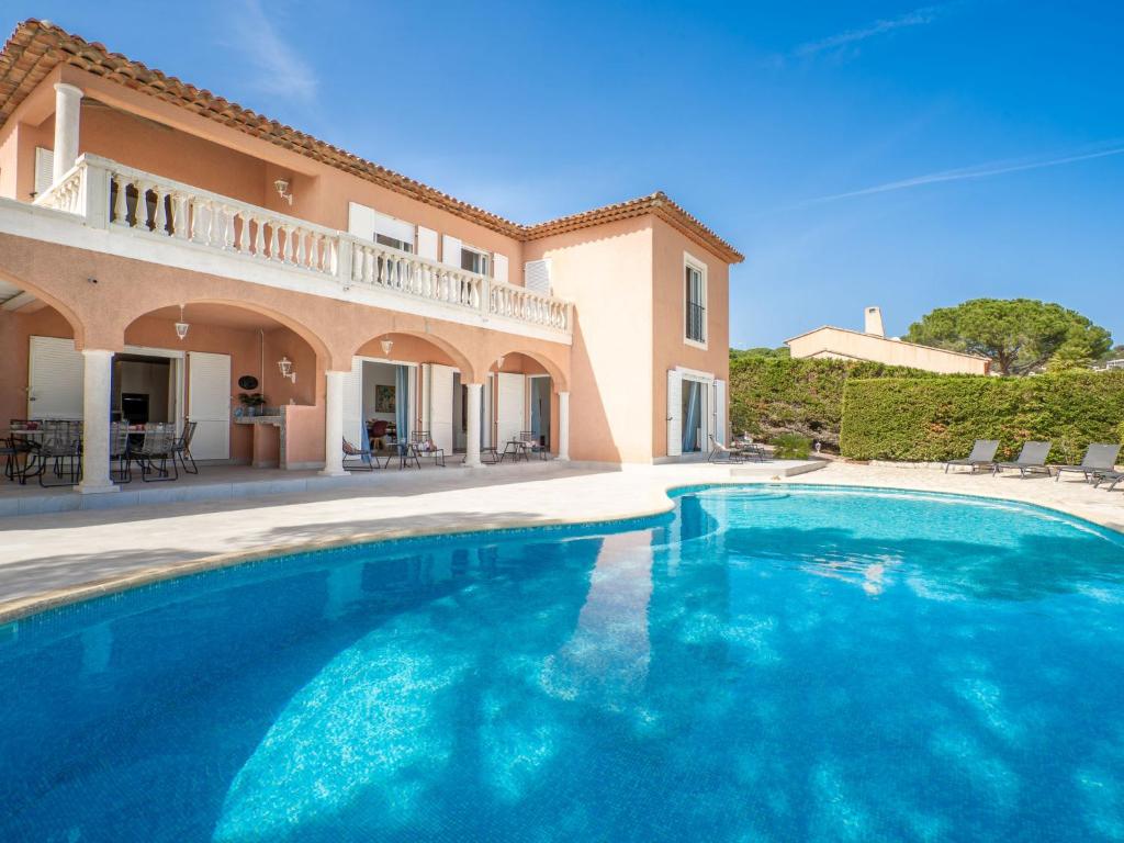 une grande piscine en face d'une villa dans l'établissement Villa Cacharel - MAX230 by Interhome, à Sainte-Maxime
