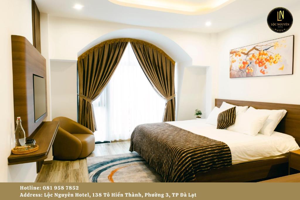 ein Hotelzimmer mit einem Bett und einem Fenster in der Unterkunft Lộc Nguyên Hotel Dalat in Xuan An