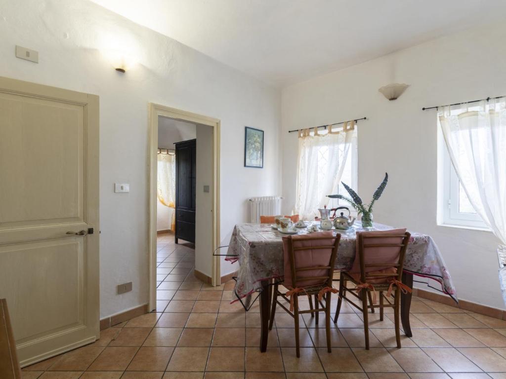 Caramagna LigureにあるHoliday Home Casa Pina - IMP233 by Interhomeのダイニングルーム(テーブル、椅子付)