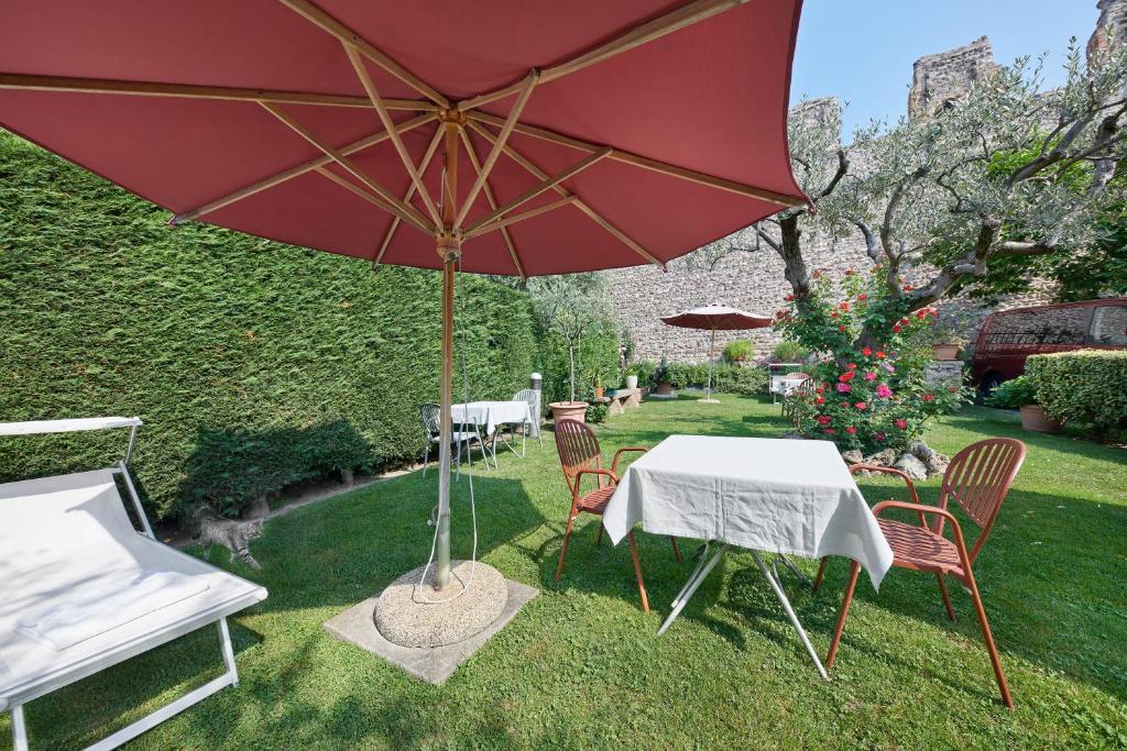 A garden outside Hotel Villa Cansignorio