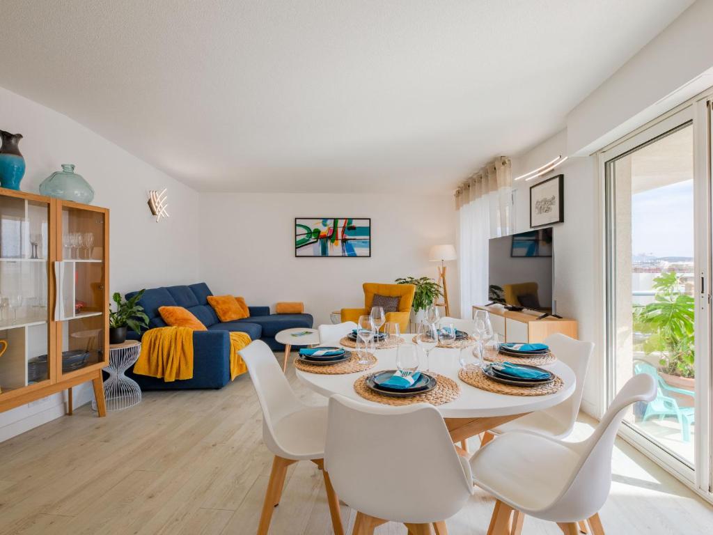 comedor y sala de estar con mesa y sillas en Apartment Royal Marine-2 by Interhome en Fréjus