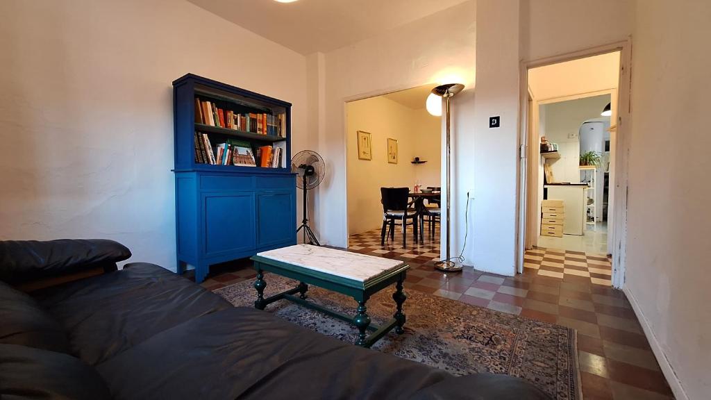 sala de estar con sofá y estante para libros en Private apart for 4 pax ( albayzin) en Granada