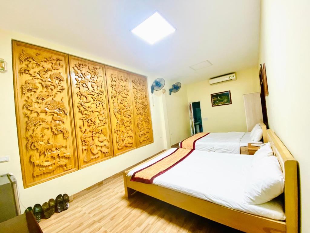 HOTEL HOÀNG LONG tesisinde bir odada yatak veya yataklar