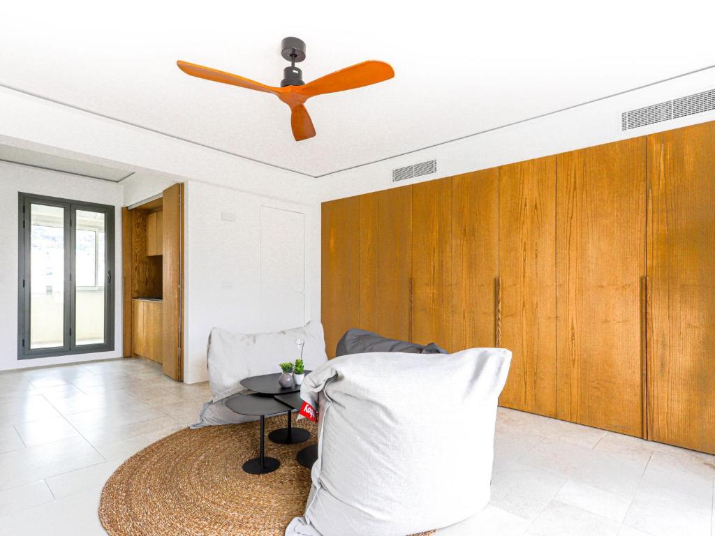 - un salon avec un ventilateur de plafond et un canapé dans l'établissement Apartment Le Copacabana by Interhome, à Nice