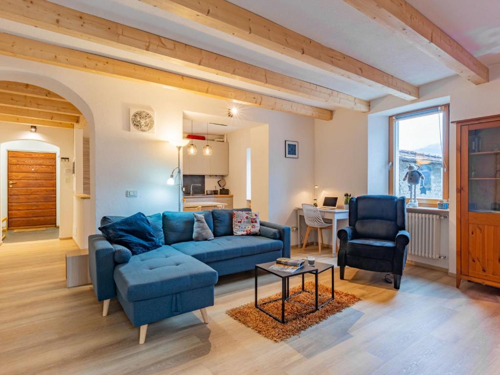 - un salon avec un canapé bleu et deux chaises dans l'établissement Apartment Le Tre Fontane by Interhome, à Tione di Trento