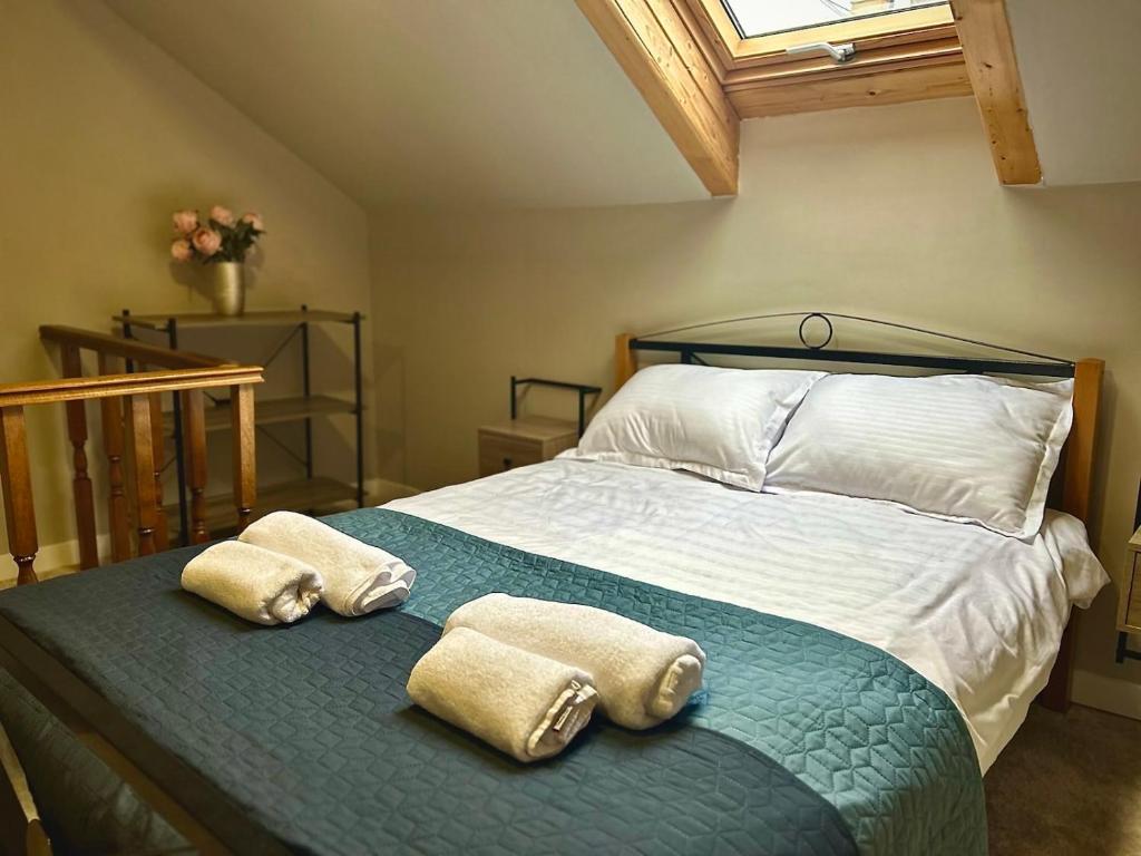 1 dormitorio con 1 cama con 2 toallas en ALTiDude en Cluj-Napoca