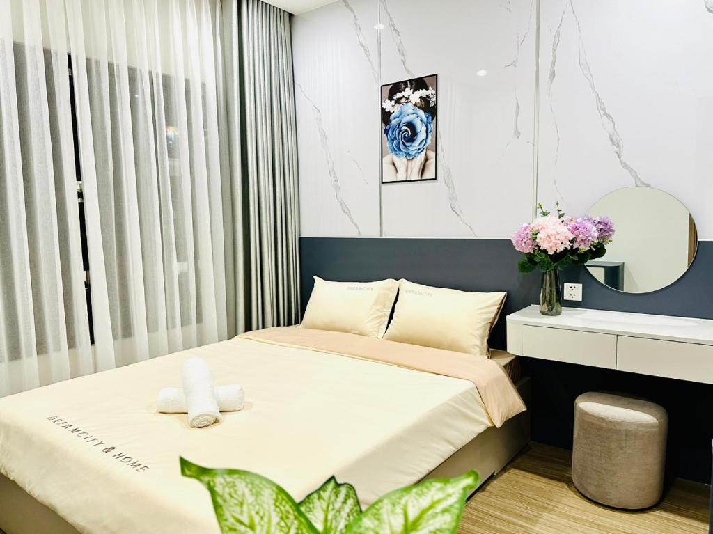 ein kleines Zimmer mit zwei Betten und einem Spiegel in der Unterkunft Vinhomes Grand Park Quận 9-Luxury Apartment-Plus 2PN in Long Bình
