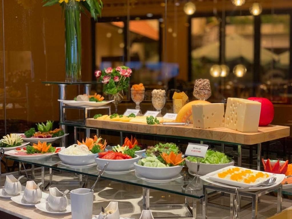 un buffet con diferentes tipos de comida expuestos en Asian Ruby Hotel Apartment - 122F Bùi Thị Xuân, en Ho Chi Minh