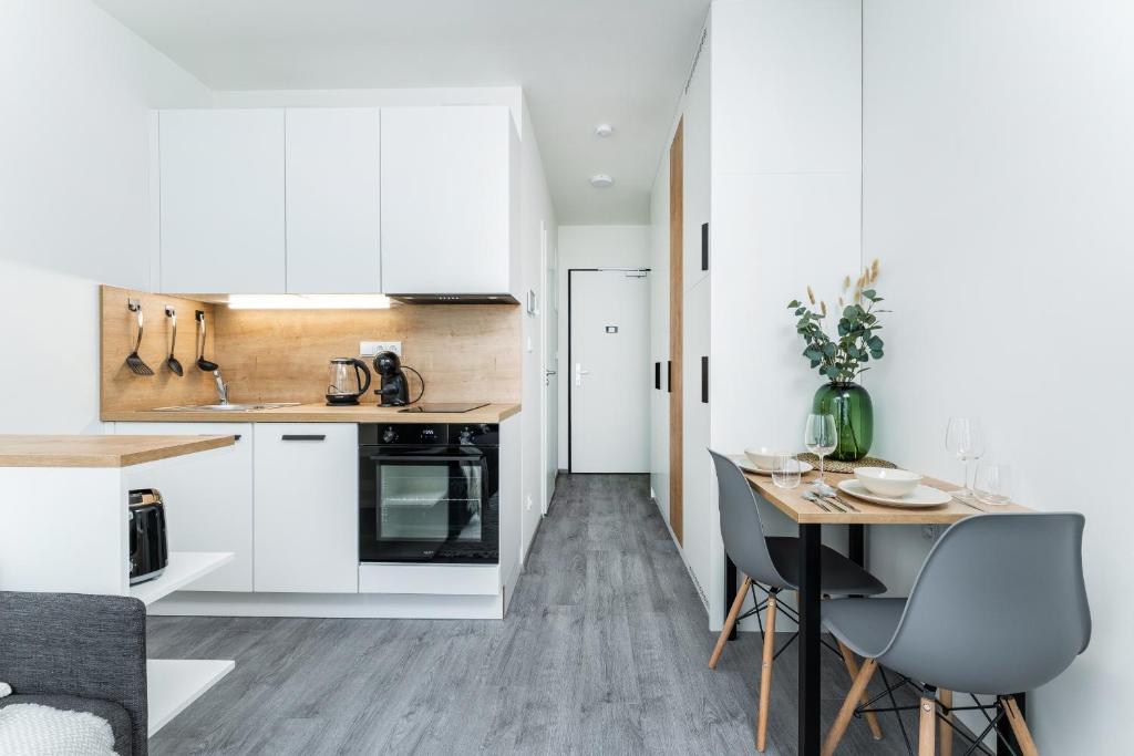 Kuchyň nebo kuchyňský kout v ubytování MyMozart Apartments Prague by Rentero Property