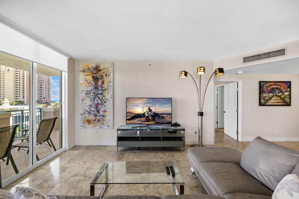 sala de estar con sofá y mesa en King David Dream Home en Miami Beach