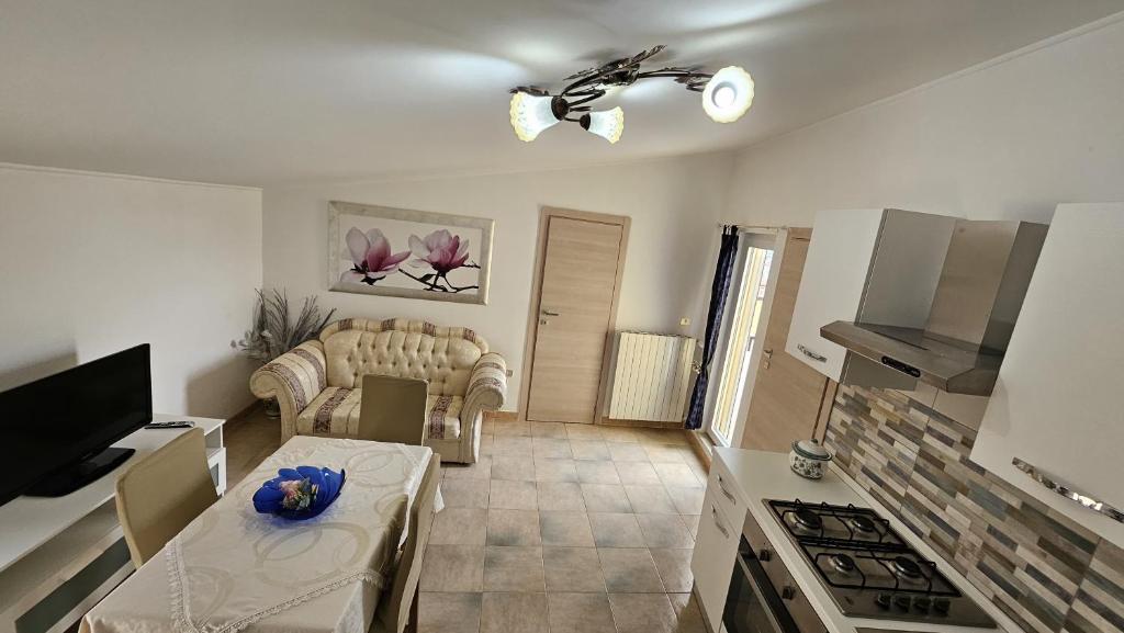 uma sala de estar com um sofá e uma mesa em Saracen House em San Giovanni Rotondo